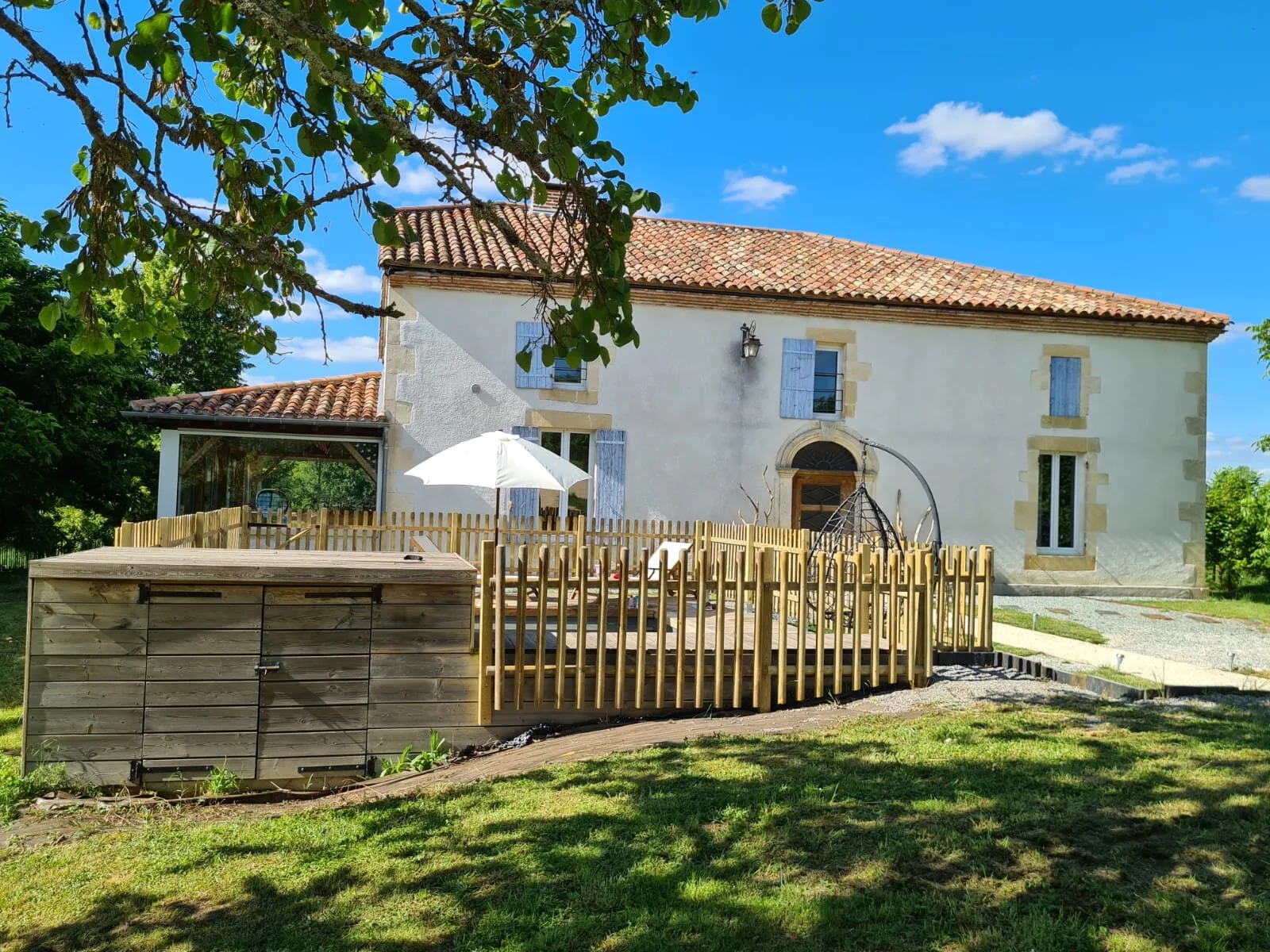 Gîte de groupe Maison Pénélopé à Pinel-Hauterive — Maison de campagne en pierre avec piscine clôturée en bois et terrasse ombragée, jardin verdoyant, capacité 22 personnes