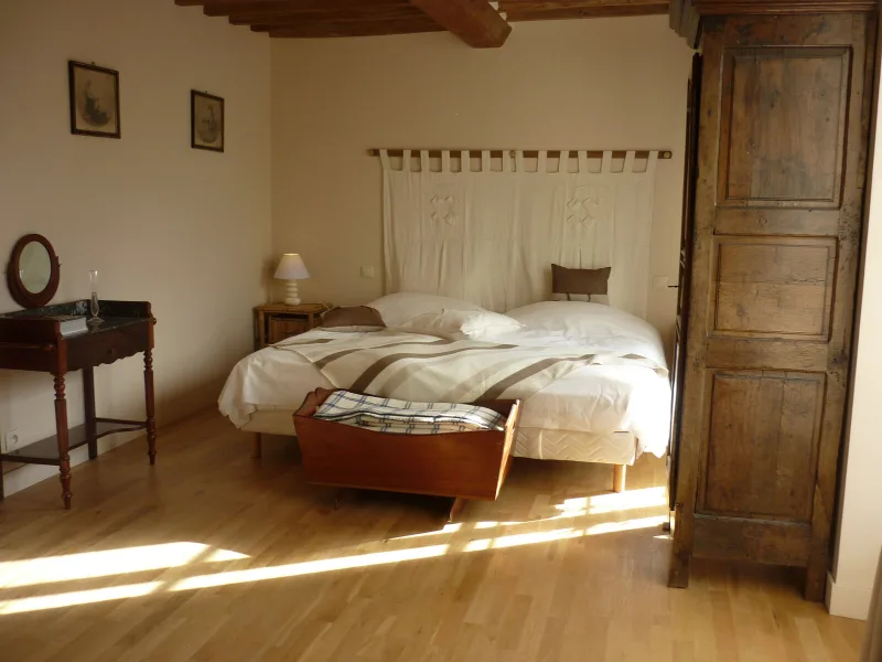 Chambre avec deux lits jumeaux accolés et mobilier en bois normand
