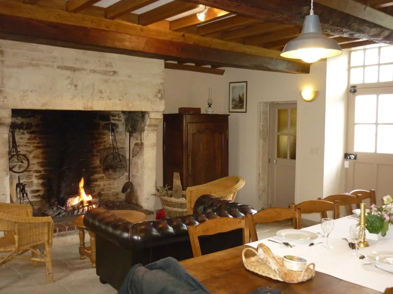 Salle à manger rustique avec table en bois dressée pour un grand groupe