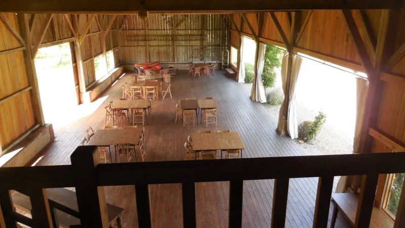 Vue depuis la mezzanine sur la grange aménagée en vaste espace commun couvert