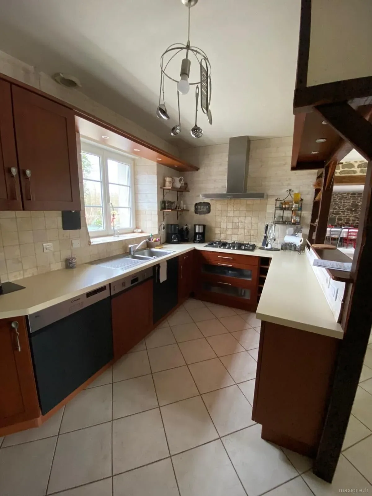 Cuisine equipee avec plan de travail en bois et electromenager complet