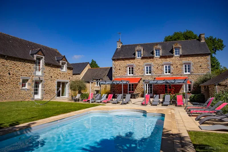 Longere en pierre bretonne avec grande piscine et vaste terrasse ensoleillee
