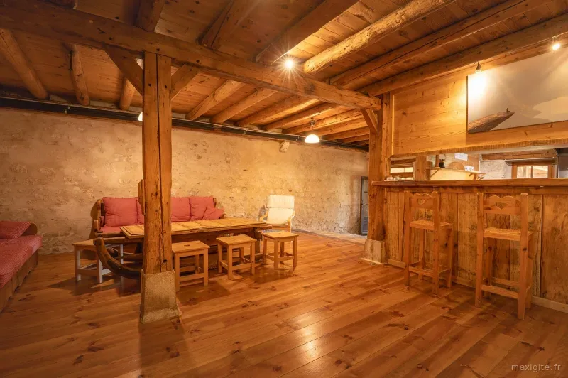 Grande piece de vie avec bar en bois et tabourets hauts