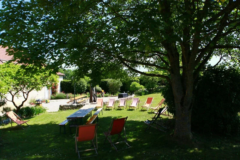 Grand jardin arboré et sans vis-à-vis avec chaises longues pour se détendre