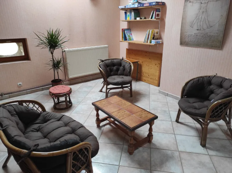 Deuxième salle de réception avec étagères et espace de rangement