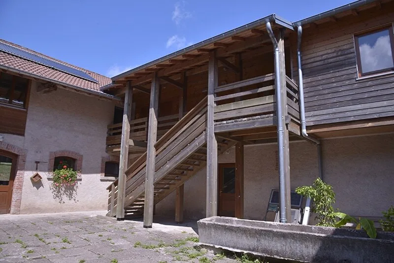 Terrasse en bois couverte avec balustrade donnant sur la cour intérieure