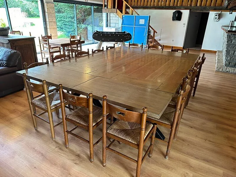 Grande table en bois massif pour recevoir tout le groupe autour d'un repas