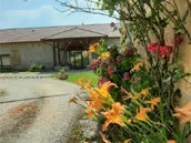 Façade extérieure de la ferme restaurée avec vue sur 40 hectares de prairie