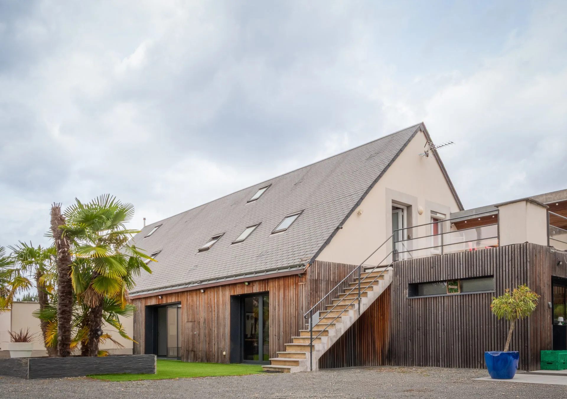 Gîte de groupe Grand Gîte de Touraine à La Membrolle-sur-Choisille — Maison contemporaine à toit d'ardoise avec bardage bois et grand escalier extérieur, capacité 24 personnes