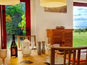 Terrasse en bois avec salon de jardin et vue panoramique sur la mer