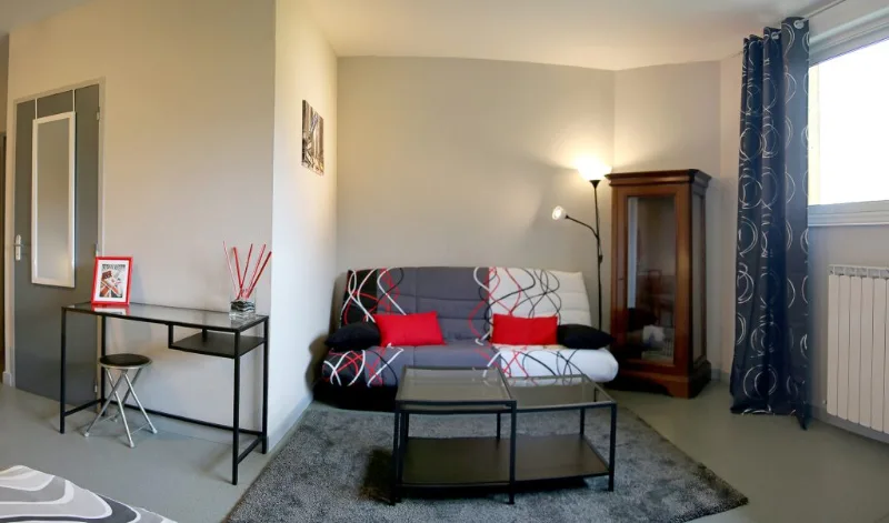 Coin bureau dans une chambre avec petite table blanche et chaise en bois