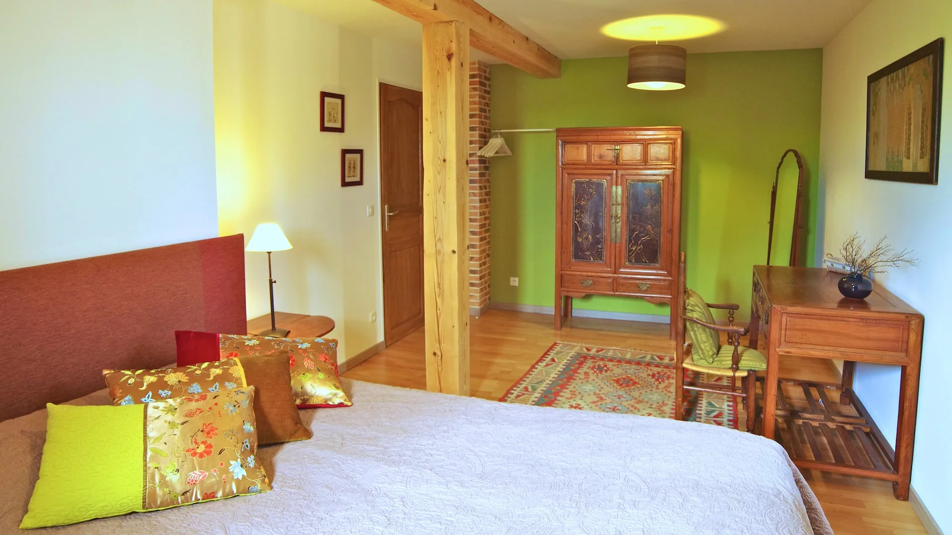 Chambre double aux tons verts avec literie de qualité