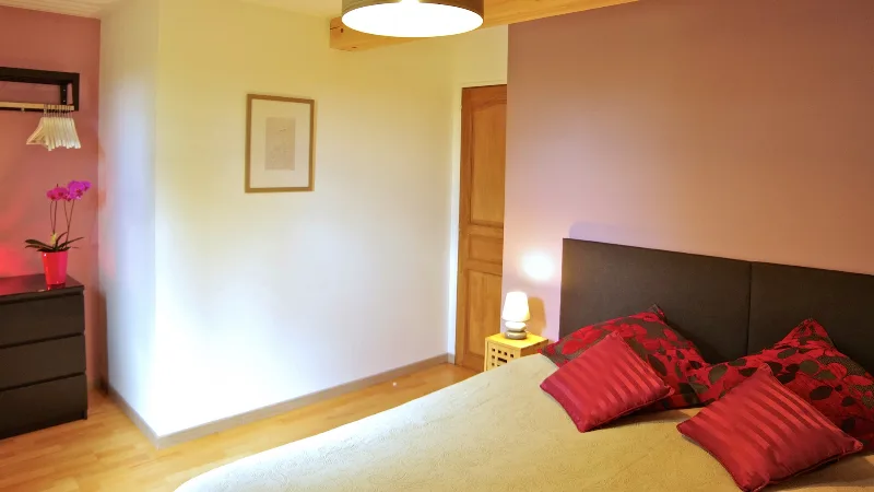 Chambre double ou twin aux tons roses, lumineuse et cosy