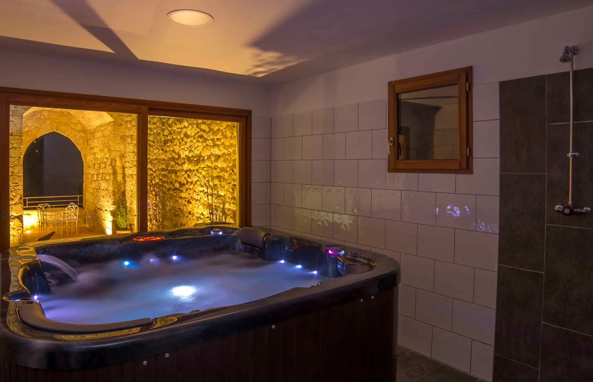 Espace détente avec spa 6 places et sauna infrarouge de nuit
