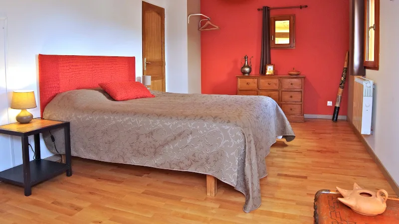 Chambre à l'étage aux tons rouges avec vue dégagée