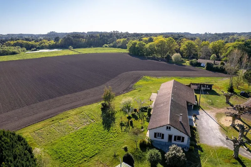 Vue aérienne du domaine, ferme rénovée entourée de champs et de prairies