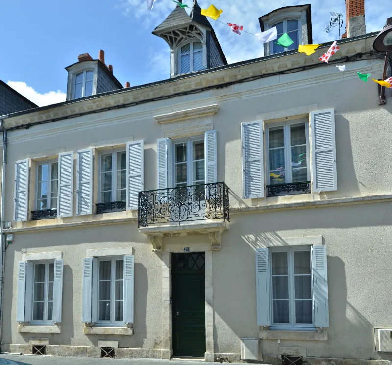 Belle façade bourgeoise en pierre de taille du XIXe siècle, en centre-ville de Châteauroux