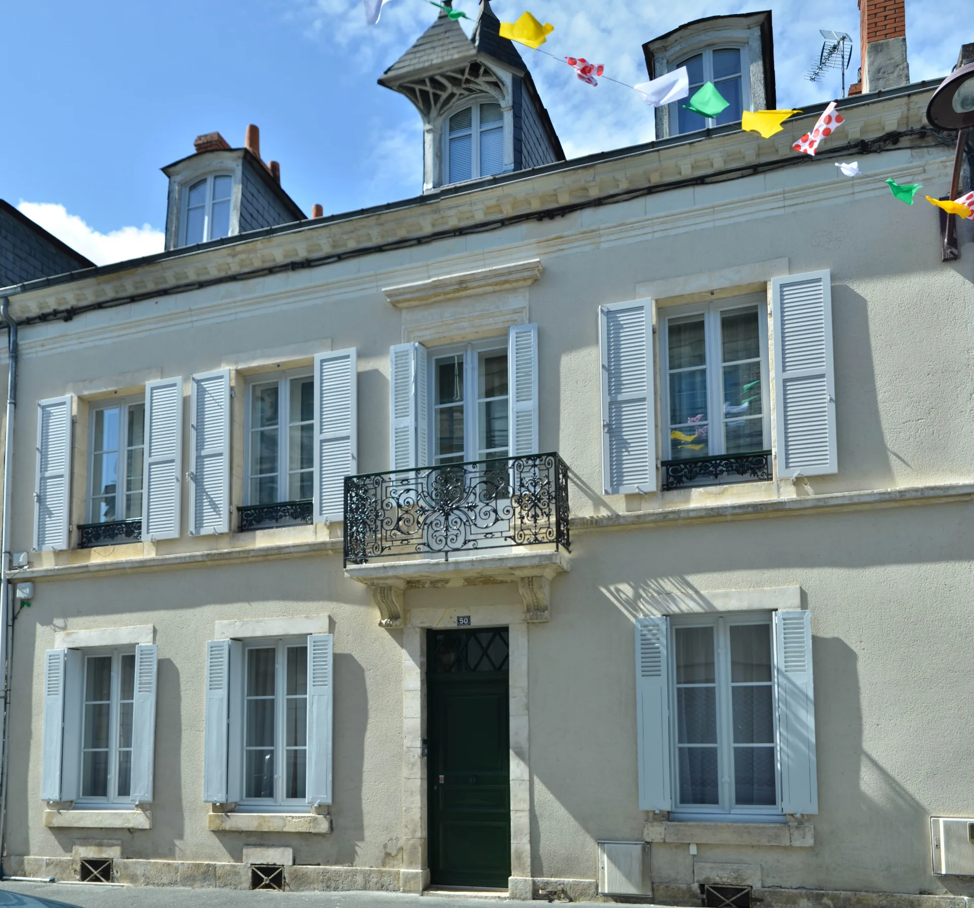Gîte de groupe Le Clos Saint Cyran à Châteauroux — Belle façade bourgeoise en pierre de taille du XIXe siècle, en centre-ville de Châteauroux, capacité 15 personnes