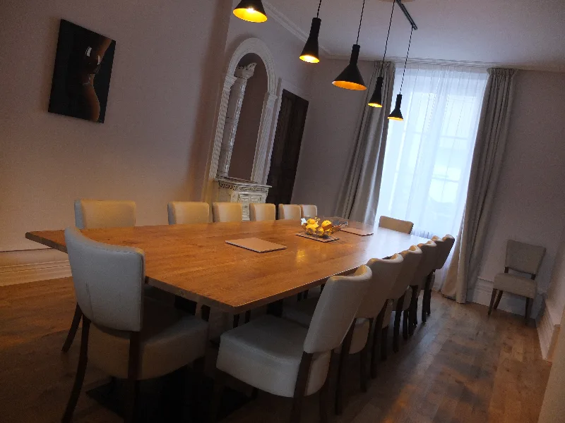 Grande salle à manger pouvant recevoir 14 convives autour d'une table conviviale