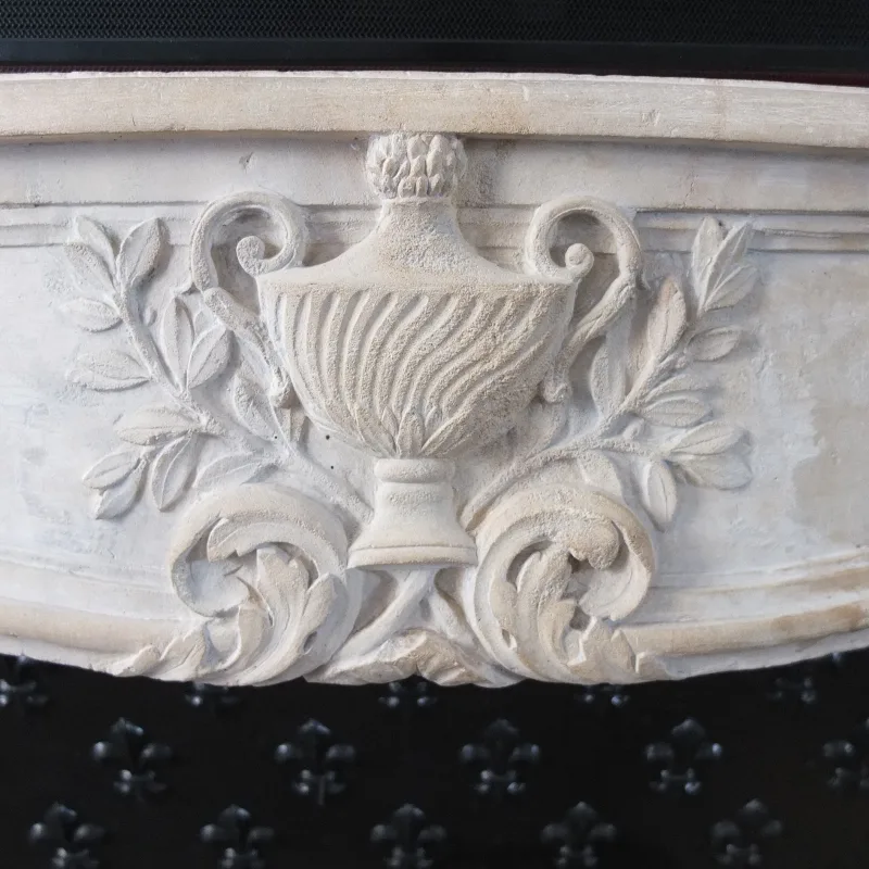 Grand salon avec méridiennes, grande table basse et télévision