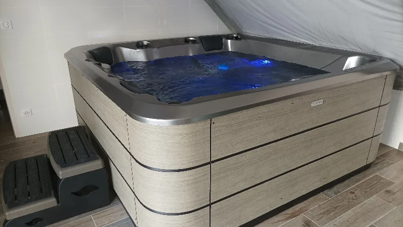 Jacuzzi 5 places dans l'annexe du gîte, ouvert pour la détente en groupe