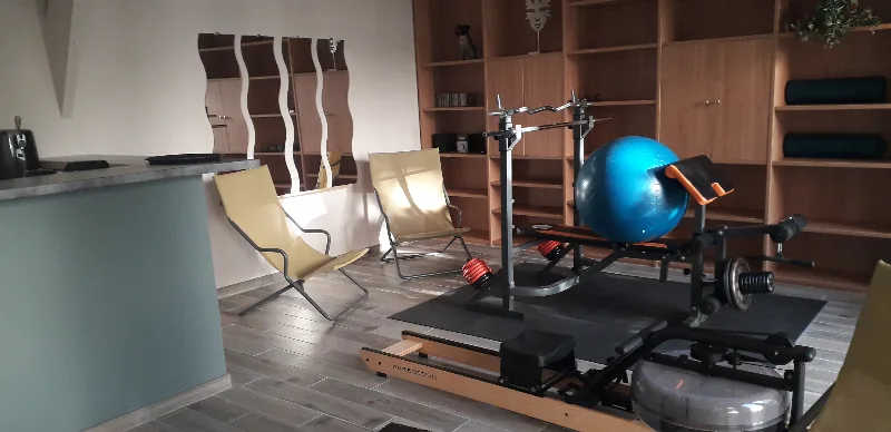 Espace sport avec banc de musculation, vélo et rameur
