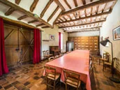 Chambre de caractère avec lit baldaquin et parquet ancien au Château de Vaux