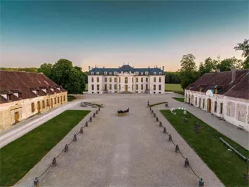 Façade monumentale du Château de Vaux en Champagne avec cour d'honneur