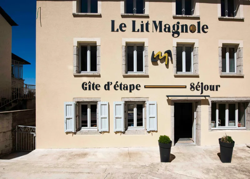 Facade du gite d'etape Le Lit Magnole dans la rue principale de Saint-Alban-sur-Limagnole