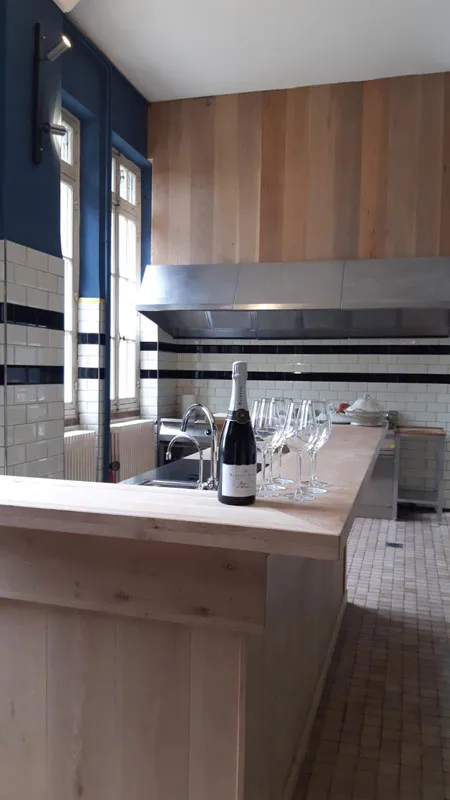 Cuisine professionnelle equipee avec hotte inox et carrelage metro