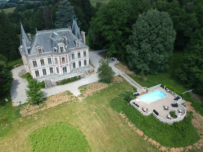 Vue aerienne du chateau du 19e siecle avec piscine privee et parc de 25 hectares