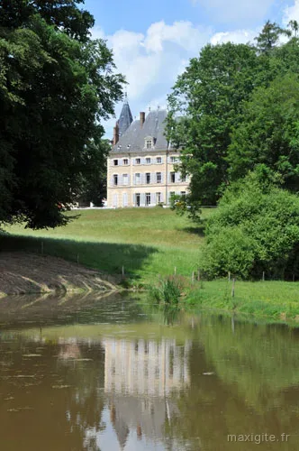 Gîte de groupe Château de Magny en Morvan à Millay — Chateau vu depuis l'etang, entoure de prairies et de grands arbres, capacité 22 personnes