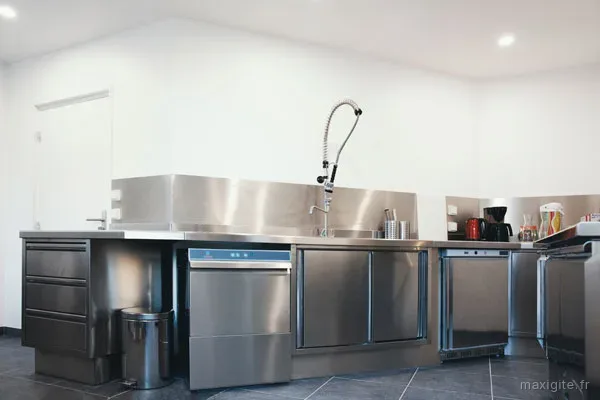 Cuisine professionnelle inox tres complete avec double evier et lave-vaisselle