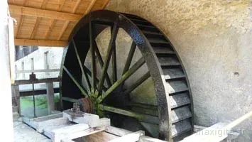 Roue à aubes du moulin à eau historique, pièce maîtresse du site