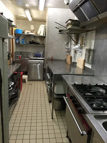 Cuisine professionnelle équipée en inox avec plan de travail