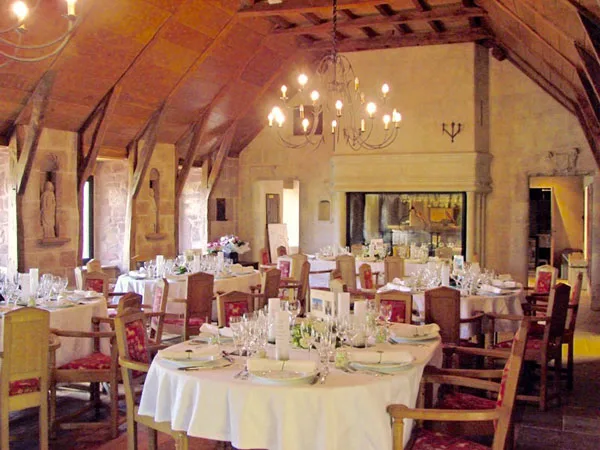 Salle des Hospitaliers, grande salle voûtée avec tables dressées pour un repas de groupe