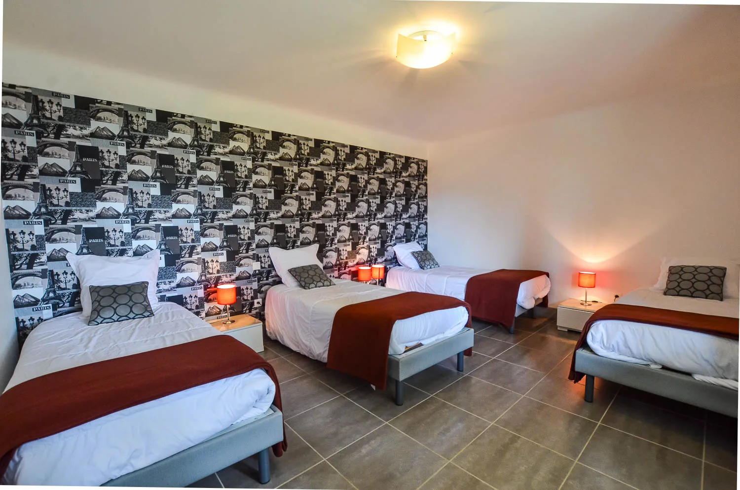 Chambre à thème Paris avec quatre lits simples pour les enfants ou amis