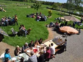 Grande salle de réception avec tables dressées pour un repas de groupe en Bretagne