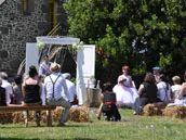 Cuisine équipée commune avec plan de travail en bois et ustensiles de cuisson