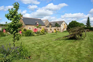 Corps de ferme en pierre avec jardin fleuri à La Ferme du Domaine, Broualan