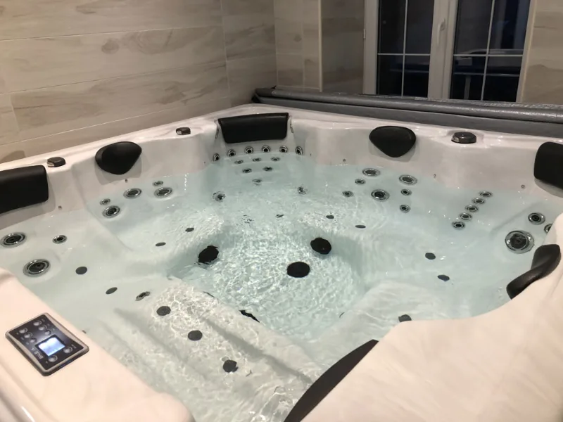 Spa jacuzzi et hammam intérieur avec jets et vue sur la terrasse