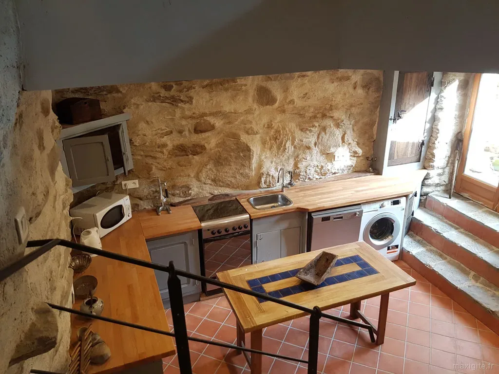 Salle de bain avec baignoire ancienne en fonte sur pieds et murs en mosaïque grise