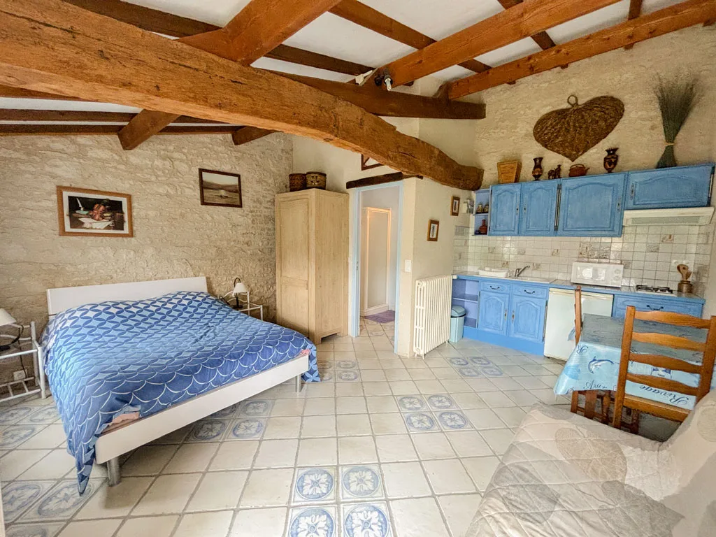 Studio Le Cellier avec lit double et coin cuisine bleu tout équipé