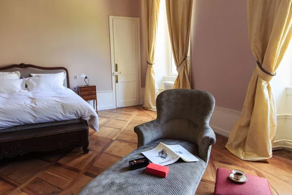 Chambre avec méridienne et rideaux jaunes