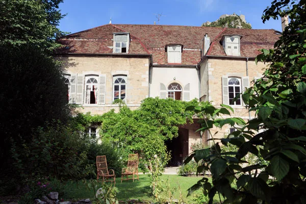 Façade arrière de l'hôtel particulier XVIIIe siècle avec grand jardin arboré