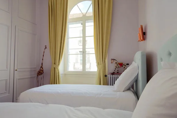 Chambre avec deux lits jumeaux et décoration à motif girafe