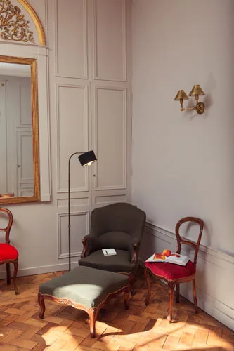 Coin lecture avec fauteuils et grand miroir doré