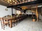 Terrasse extérieure avec salon de jardin et vue sur la nature ardennaise