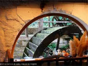 Halle couverte avec jeu de quilles ardennais traditionnel en bois
