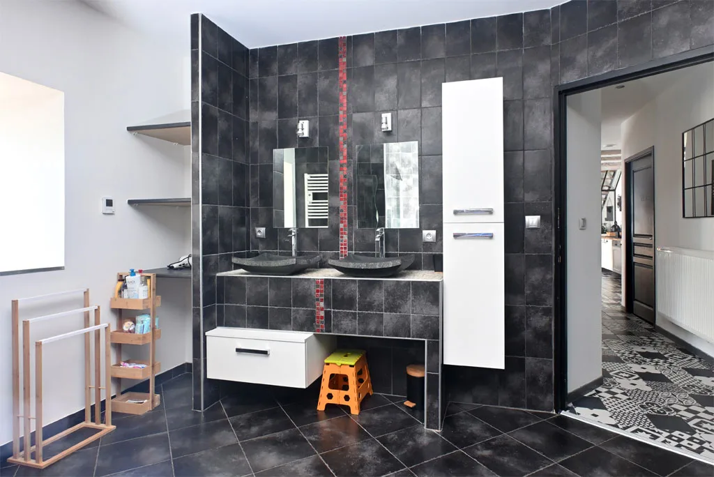 Salle de douche à double vasque noire sur pierre avec faïence anthracite